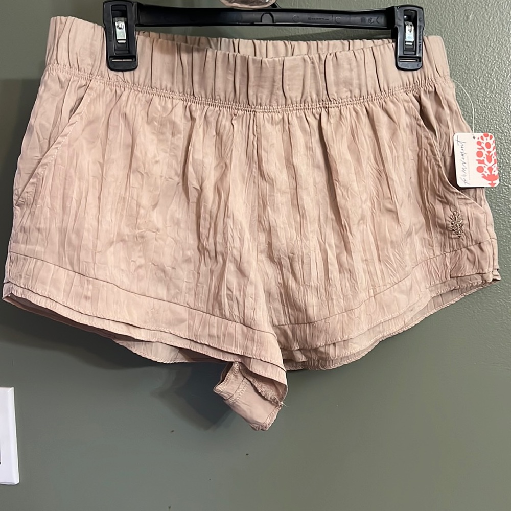 New with tags, Free people shorts. Size med. tan color with pockets.